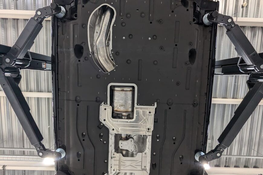 Monteur gebruikt bandenmontagemachine tijdens wielservice